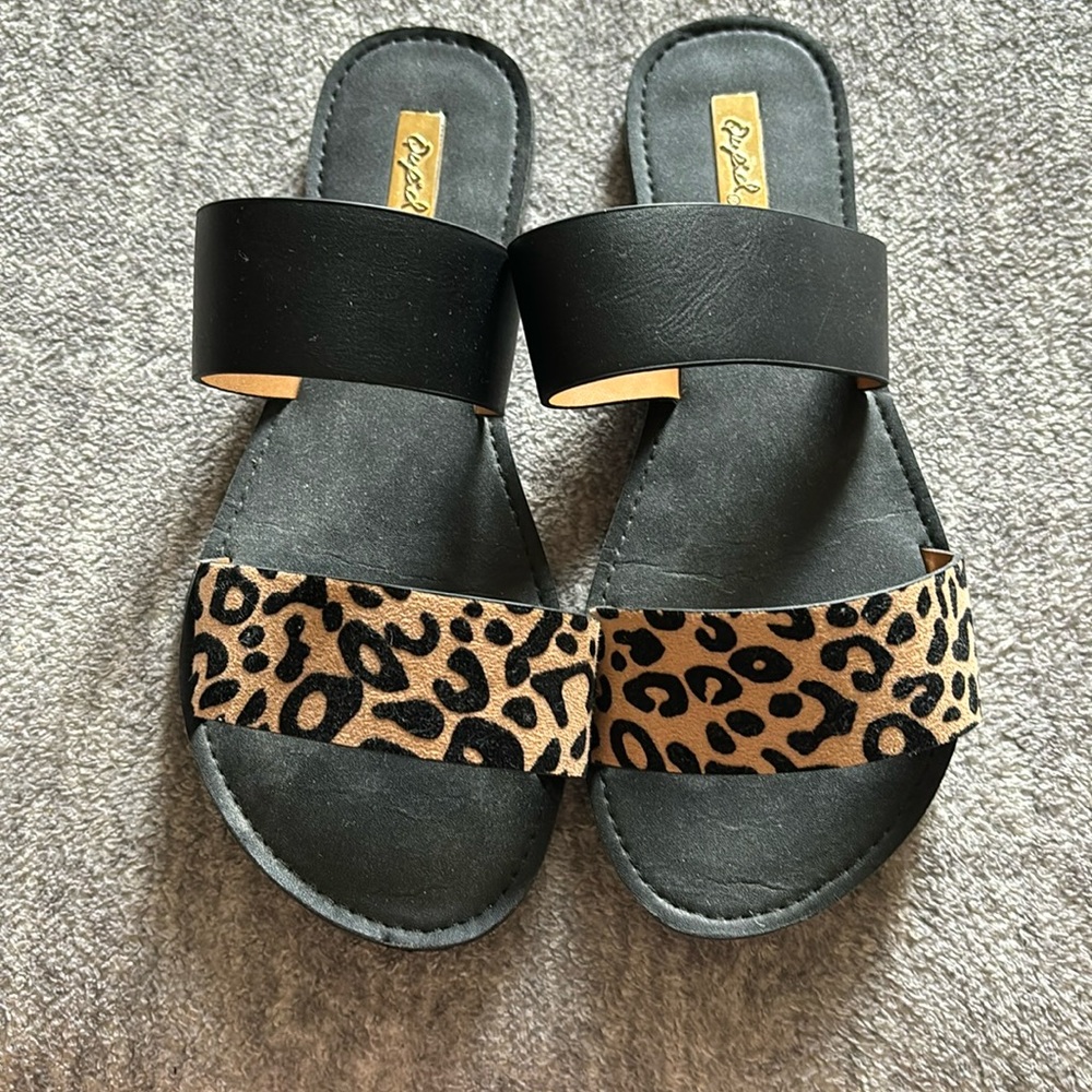 Qupid leopard & black sandals